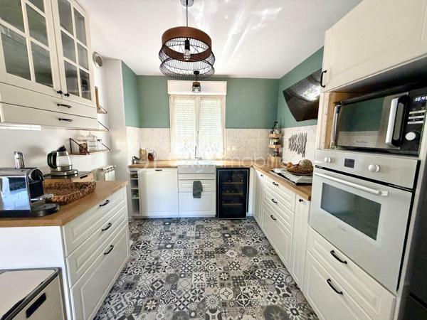 Dès l’entrée, la maison se distribue intelligemment avec un WC indépendant, une buanderie et un placard de rangement sous l’escalier. Le séjour double, lumineux et traversant, est doté d’une cheminée avec insert et s’ouvre sur la terrasse et le jardin arrière exposé OUEST grâce à deux double portes-fenêtres. La cuisine ouverte, récente, aménagée et équipée, complète parfaitement cet espace de vie convivial.

Le palier dessert 3 chambres de 10 à 12 m² (dont 2 avec placard intégré), un second WC séparé et une salle de bains avec fenêtre. L’une des chambres, actuellement aménagée en bureau, offre un accès direct aux combles.

Une 4ᵉ chambre de 11 m² (22 m² utiles) entièrement aménagée avec climatisation, velux et stores électriques – un véritable espace cocooning sous les toits.

Un garage attenant d’environ 17 m² avec mezzanine de stockage, complété par 2 places de stationnement en façade avant. Le jardin arrière, exposé ouest, est agréable et facile d’entretien – idéal pour profiter sans contrainte.

LES + DU BIEN :
	• Localisation en impasse, calme et préservée
	• Proximité immédiate de toutes les commodités : Intermarché, écoles, transports en commun
	• Jardin agréable, sans grand entretien
	• Cheminée avec insert dans le séjour complète le chauffage au gaz
	• Climatisation au dernier niveau
	• Cuisine récente, aménagée et équipée
	• T6 : 4 chambres dont combles aménagés (95 m² / 106 m² utiles)
	• Garage 17 m² + mezzanine + 2 places extérieures

Conseillère disponible 7 j / 7

Vous souhaitez visiter ce bien ? Contactez-moi, j’organise votre visite.