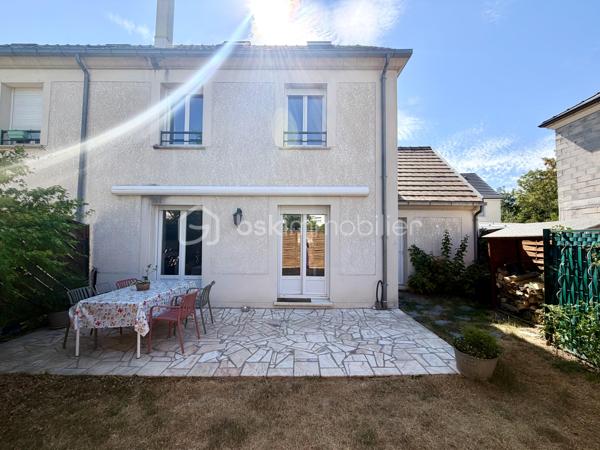 Dès l’entrée, la maison se distribue intelligemment avec un WC indépendant, une buanderie et un placard de rangement sous l’escalier. Le séjour double, lumineux et traversant, est doté d’une cheminée avec insert et s’ouvre sur la terrasse et le jardin arrière exposé OUEST grâce à deux double portes-fenêtres. La cuisine ouverte, récente, aménagée et équipée, complète parfaitement cet espace de vie convivial.

Le palier dessert 3 chambres de 10 à 12 m² (dont 2 avec placard intégré), un second WC séparé et une salle de bains avec fenêtre. L’une des chambres, actuellement aménagée en bureau, offre un accès direct aux combles.

Une 4ᵉ chambre de 11 m² (22 m² utiles) entièrement aménagée avec climatisation, velux et stores électriques – un véritable espace cocooning sous les toits.

Un garage attenant d’environ 17 m² avec mezzanine de stockage, complété par 2 places de stationnement en façade avant. Le jardin arrière, exposé ouest, est agréable et facile d’entretien – idéal pour profiter sans contrainte.

LES + DU BIEN :
	• Localisation en impasse, calme et préservée
	• Proximité immédiate de toutes les commodités : Intermarché, écoles, transports en commun
	• Jardin agréable, sans grand entretien
	• Cheminée avec insert dans le séjour complète le chauffage au gaz
	• Climatisation au dernier niveau
	• Cuisine récente, aménagée et équipée
	• T6 : 4 chambres dont combles aménagés (95 m² / 106 m² utiles)
	• Garage 17 m² + mezzanine + 2 places extérieures

Conseillère disponible 7 j / 7

Vous souhaitez visiter ce bien ? Contactez-moi, j’organise votre visite.