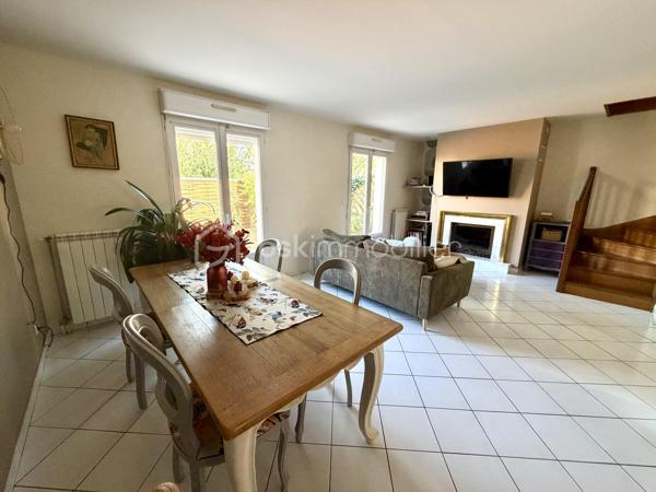 Dès l’entrée, la maison se distribue intelligemment avec un WC indépendant, une buanderie et un placard de rangement sous l’escalier. Le séjour double, lumineux et traversant, est doté d’une cheminée avec insert et s’ouvre sur la terrasse et le jardin arrière exposé OUEST grâce à deux double portes-fenêtres. La cuisine ouverte, récente, aménagée et équipée, complète parfaitement cet espace de vie convivial.

Le palier dessert 3 chambres de 10 à 12 m² (dont 2 avec placard intégré), un second WC séparé et une salle de bains avec fenêtre. L’une des chambres, actuellement aménagée en bureau, offre un accès direct aux combles.

Une 4ᵉ chambre de 11 m² (22 m² utiles) entièrement aménagée avec climatisation, velux et stores électriques – un véritable espace cocooning sous les toits.

Un garage attenant d’environ 17 m² avec mezzanine de stockage, complété par 2 places de stationnement en façade avant. Le jardin arrière, exposé ouest, est agréable et facile d’entretien – idéal pour profiter sans contrainte.

LES + DU BIEN :
	• Localisation en impasse, calme et préservée
	• Proximité immédiate de toutes les commodités : Intermarché, écoles, transports en commun
	• Jardin agréable, sans grand entretien
	• Cheminée avec insert dans le séjour complète le chauffage au gaz
	• Climatisation au dernier niveau
	• Cuisine récente, aménagée et équipée
	• T6 : 4 chambres dont combles aménagés (95 m² / 106 m² utiles)
	• Garage 17 m² + mezzanine + 2 places extérieures

Conseillère disponible 7 j / 7

Vous souhaitez visiter ce bien ? Contactez-moi, j’organise votre visite.