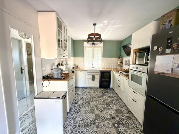 Dès l’entrée, la maison se distribue intelligemment avec un WC indépendant, une buanderie et un placard de rangement sous l’escalier. Le séjour double, lumineux et traversant, est doté d’une cheminée avec insert et s’ouvre sur la terrasse et le jardin arrière exposé OUEST grâce à deux double portes-fenêtres. La cuisine ouverte, récente, aménagée et équipée, complète parfaitement cet espace de vie convivial.

Le palier dessert 3 chambres de 10 à 12 m² (dont 2 avec placard intégré), un second WC séparé et une salle de bains avec fenêtre. L’une des chambres, actuellement aménagée en bureau, offre un accès direct aux combles.

Une 4ᵉ chambre de 11 m² (22 m² utiles) entièrement aménagée avec climatisation, velux et stores électriques – un véritable espace cocooning sous les toits.

Un garage attenant d’environ 17 m² avec mezzanine de stockage, complété par 2 places de stationnement en façade avant. Le jardin arrière, exposé ouest, est agréable et facile d’entretien – idéal pour profiter sans contrainte.

LES + DU BIEN :
	• Localisation en impasse, calme et préservée
	• Proximité immédiate de toutes les commodités : Intermarché, écoles, transports en commun
	• Jardin agréable, sans grand entretien
	• Cheminée avec insert dans le séjour complète le chauffage au gaz
	• Climatisation au dernier niveau
	• Cuisine récente, aménagée et équipée
	• T6 : 4 chambres dont combles aménagés (95 m² / 106 m² utiles)
	• Garage 17 m² + mezzanine + 2 places extérieures

Conseillère disponible 7 j / 7

Vous souhaitez visiter ce bien ? Contactez-moi, j’organise votre visite.