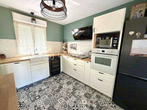 Dès l’entrée, la maison se distribue intelligemment avec un WC indépendant, une buanderie et un placard de rangement sous l’escalier. Le séjour double, lumineux et traversant, est doté d’une cheminée avec insert et s’ouvre sur la terrasse et le jardin arrière exposé OUEST grâce à deux double portes-fenêtres. La cuisine ouverte, récente, aménagée et équipée, complète parfaitement cet espace de vie convivial.

Le palier dessert 3 chambres de 10 à 12 m² (dont 2 avec placard intégré), un second WC séparé et une salle de bains avec fenêtre. L’une des chambres, actuellement aménagée en bureau, offre un accès direct aux combles.

Une 4ᵉ chambre de 11 m² (22 m² utiles) entièrement aménagée avec climatisation, velux et stores électriques – un véritable espace cocooning sous les toits.

Un garage attenant d’environ 17 m² avec mezzanine de stockage, complété par 2 places de stationnement en façade avant. Le jardin arrière, exposé ouest, est agréable et facile d’entretien – idéal pour profiter sans contrainte.

LES + DU BIEN :
	• Localisation en impasse, calme et préservée
	• Proximité immédiate de toutes les commodités : Intermarché, écoles, transports en commun
	• Jardin agréable, sans grand entretien
	• Cheminée avec insert dans le séjour complète le chauffage au gaz
	• Climatisation au dernier niveau
	• Cuisine récente, aménagée et équipée
	• T6 : 4 chambres dont combles aménagés (95 m² / 106 m² utiles)
	• Garage 17 m² + mezzanine + 2 places extérieures

Conseillère disponible 7 j / 7

Vous souhaitez visiter ce bien ? Contactez-moi, j’organise votre visite.