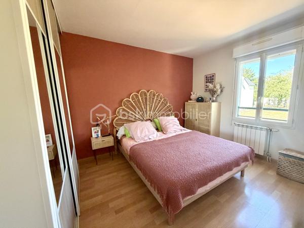 Dès l’entrée, la maison se distribue intelligemment avec un WC indépendant, une buanderie et un placard de rangement sous l’escalier. Le séjour double, lumineux et traversant, est doté d’une cheminée avec insert et s’ouvre sur la terrasse et le jardin arrière exposé OUEST grâce à deux double portes-fenêtres. La cuisine ouverte, récente, aménagée et équipée, complète parfaitement cet espace de vie convivial.

Le palier dessert 3 chambres de 10 à 12 m² (dont 2 avec placard intégré), un second WC séparé et une salle de bains avec fenêtre. L’une des chambres, actuellement aménagée en bureau, offre un accès direct aux combles.

Une 4ᵉ chambre de 11 m² (22 m² utiles) entièrement aménagée avec climatisation, velux et stores électriques – un véritable espace cocooning sous les toits.

Un garage attenant d’environ 17 m² avec mezzanine de stockage, complété par 2 places de stationnement en façade avant. Le jardin arrière, exposé ouest, est agréable et facile d’entretien – idéal pour profiter sans contrainte.

LES + DU BIEN :
	• Localisation en impasse, calme et préservée
	• Proximité immédiate de toutes les commodités : Intermarché, écoles, transports en commun
	• Jardin agréable, sans grand entretien
	• Cheminée avec insert dans le séjour complète le chauffage au gaz
	• Climatisation au dernier niveau
	• Cuisine récente, aménagée et équipée
	• T6 : 4 chambres dont combles aménagés (95 m² / 106 m² utiles)
	• Garage 17 m² + mezzanine + 2 places extérieures

Conseillère disponible 7 j / 7

Vous souhaitez visiter ce bien ? Contactez-moi, j’organise votre visite.