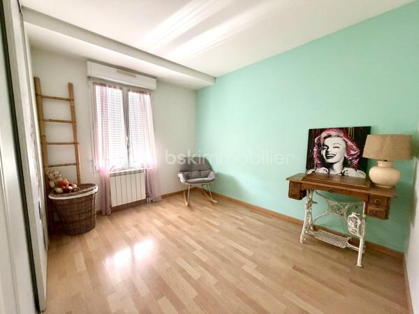 Dès l’entrée, la maison se distribue intelligemment avec un WC indépendant, une buanderie et un placard de rangement sous l’escalier. Le séjour double, lumineux et traversant, est doté d’une cheminée avec insert et s’ouvre sur la terrasse et le jardin arrière exposé OUEST grâce à deux double portes-fenêtres. La cuisine ouverte, récente, aménagée et équipée, complète parfaitement cet espace de vie convivial.

Le palier dessert 3 chambres de 10 à 12 m² (dont 2 avec placard intégré), un second WC séparé et une salle de bains avec fenêtre. L’une des chambres, actuellement aménagée en bureau, offre un accès direct aux combles.

Une 4ᵉ chambre de 11 m² (22 m² utiles) entièrement aménagée avec climatisation, velux et stores électriques – un véritable espace cocooning sous les toits.

Un garage attenant d’environ 17 m² avec mezzanine de stockage, complété par 2 places de stationnement en façade avant. Le jardin arrière, exposé ouest, est agréable et facile d’entretien – idéal pour profiter sans contrainte.

LES + DU BIEN :
	• Localisation en impasse, calme et préservée
	• Proximité immédiate de toutes les commodités : Intermarché, écoles, transports en commun
	• Jardin agréable, sans grand entretien
	• Cheminée avec insert dans le séjour complète le chauffage au gaz
	• Climatisation au dernier niveau
	• Cuisine récente, aménagée et équipée
	• T6 : 4 chambres dont combles aménagés (95 m² / 106 m² utiles)
	• Garage 17 m² + mezzanine + 2 places extérieures

Conseillère disponible 7 j / 7

Vous souhaitez visiter ce bien ? Contactez-moi, j’organise votre visite.