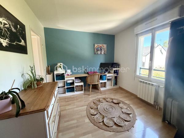 Dès l’entrée, la maison se distribue intelligemment avec un WC indépendant, une buanderie et un placard de rangement sous l’escalier. Le séjour double, lumineux et traversant, est doté d’une cheminée avec insert et s’ouvre sur la terrasse et le jardin arrière exposé OUEST grâce à deux double portes-fenêtres. La cuisine ouverte, récente, aménagée et équipée, complète parfaitement cet espace de vie convivial.

Le palier dessert 3 chambres de 10 à 12 m² (dont 2 avec placard intégré), un second WC séparé et une salle de bains avec fenêtre. L’une des chambres, actuellement aménagée en bureau, offre un accès direct aux combles.

Une 4ᵉ chambre de 11 m² (22 m² utiles) entièrement aménagée avec climatisation, velux et stores électriques – un véritable espace cocooning sous les toits.

Un garage attenant d’environ 17 m² avec mezzanine de stockage, complété par 2 places de stationnement en façade avant. Le jardin arrière, exposé ouest, est agréable et facile d’entretien – idéal pour profiter sans contrainte.

LES + DU BIEN :
	• Localisation en impasse, calme et préservée
	• Proximité immédiate de toutes les commodités : Intermarché, écoles, transports en commun
	• Jardin agréable, sans grand entretien
	• Cheminée avec insert dans le séjour complète le chauffage au gaz
	• Climatisation au dernier niveau
	• Cuisine récente, aménagée et équipée
	• T6 : 4 chambres dont combles aménagés (95 m² / 106 m² utiles)
	• Garage 17 m² + mezzanine + 2 places extérieures

Conseillère disponible 7 j / 7

Vous souhaitez visiter ce bien ? Contactez-moi, j’organise votre visite.