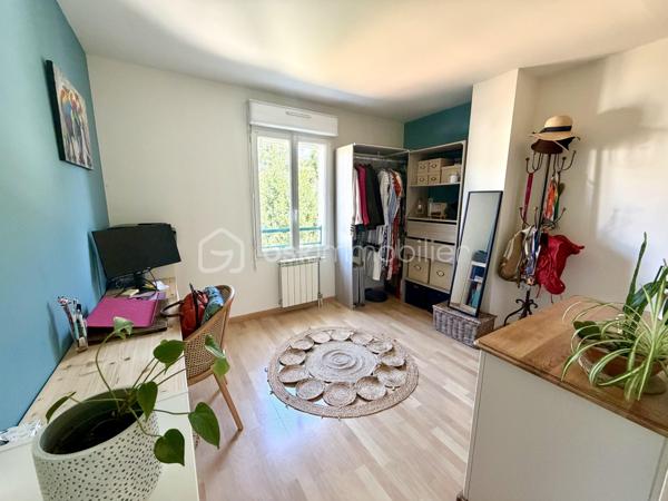 Dès l’entrée, la maison se distribue intelligemment avec un WC indépendant, une buanderie et un placard de rangement sous l’escalier. Le séjour double, lumineux et traversant, est doté d’une cheminée avec insert et s’ouvre sur la terrasse et le jardin arrière exposé OUEST grâce à deux double portes-fenêtres. La cuisine ouverte, récente, aménagée et équipée, complète parfaitement cet espace de vie convivial.

Le palier dessert 3 chambres de 10 à 12 m² (dont 2 avec placard intégré), un second WC séparé et une salle de bains avec fenêtre. L’une des chambres, actuellement aménagée en bureau, offre un accès direct aux combles.

Une 4ᵉ chambre de 11 m² (22 m² utiles) entièrement aménagée avec climatisation, velux et stores électriques – un véritable espace cocooning sous les toits.

Un garage attenant d’environ 17 m² avec mezzanine de stockage, complété par 2 places de stationnement en façade avant. Le jardin arrière, exposé ouest, est agréable et facile d’entretien – idéal pour profiter sans contrainte.

LES + DU BIEN :
	• Localisation en impasse, calme et préservée
	• Proximité immédiate de toutes les commodités : Intermarché, écoles, transports en commun
	• Jardin agréable, sans grand entretien
	• Cheminée avec insert dans le séjour complète le chauffage au gaz
	• Climatisation au dernier niveau
	• Cuisine récente, aménagée et équipée
	• T6 : 4 chambres dont combles aménagés (95 m² / 106 m² utiles)
	• Garage 17 m² + mezzanine + 2 places extérieures

Conseillère disponible 7 j / 7

Vous souhaitez visiter ce bien ? Contactez-moi, j’organise votre visite.