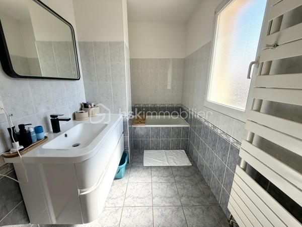 Dès l’entrée, la maison se distribue intelligemment avec un WC indépendant, une buanderie et un placard de rangement sous l’escalier. Le séjour double, lumineux et traversant, est doté d’une cheminée avec insert et s’ouvre sur la terrasse et le jardin arrière exposé OUEST grâce à deux double portes-fenêtres. La cuisine ouverte, récente, aménagée et équipée, complète parfaitement cet espace de vie convivial.

Le palier dessert 3 chambres de 10 à 12 m² (dont 2 avec placard intégré), un second WC séparé et une salle de bains avec fenêtre. L’une des chambres, actuellement aménagée en bureau, offre un accès direct aux combles.

Une 4ᵉ chambre de 11 m² (22 m² utiles) entièrement aménagée avec climatisation, velux et stores électriques – un véritable espace cocooning sous les toits.

Un garage attenant d’environ 17 m² avec mezzanine de stockage, complété par 2 places de stationnement en façade avant. Le jardin arrière, exposé ouest, est agréable et facile d’entretien – idéal pour profiter sans contrainte.

LES + DU BIEN :
	• Localisation en impasse, calme et préservée
	• Proximité immédiate de toutes les commodités : Intermarché, écoles, transports en commun
	• Jardin agréable, sans grand entretien
	• Cheminée avec insert dans le séjour complète le chauffage au gaz
	• Climatisation au dernier niveau
	• Cuisine récente, aménagée et équipée
	• T6 : 4 chambres dont combles aménagés (95 m² / 106 m² utiles)
	• Garage 17 m² + mezzanine + 2 places extérieures

Conseillère disponible 7 j / 7

Vous souhaitez visiter ce bien ? Contactez-moi, j’organise votre visite.