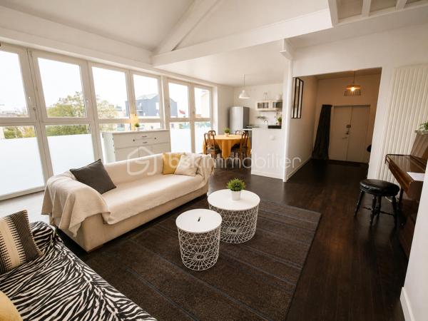 À proximité immédiate de la Mairie d’Aubervilliers et au pied du métro ligne 12, ce loft duplex d’architecte développe un esprit résolument contemporain.

Derrière une adresse discrète en pleine valorisation se dévoile un lieu de vie rare, baigné de lumière grâce à une exposition traversante sans vis-à-vis.

Le bien s’organise autour d’un séjour cathédrale, véritable pièce de réception sublimée par de larges ouvertures et une hauteur sous plafond remarquable. L’atmosphère, à la fois élégante et chaleureuse, révèle une identité artistique singulière. La cuisine américaine ouverte prolonge naturellement les espaces de vie dans une esthétique épurée et conviviale. Pensé comme une maison loft, ce duplex propose une distribution particulièrement fluide et fonctionnelle.

À l’étage vous trouverez :
deux chambres,
une vaste salle de bain,
une mezzanine ouverte pouvant accueillir un bureau, une bibliothèque ou un salon de lecture.

Au niveau principal :
deux chambres supplémentaires,
une salle d'eau,
une entrée indépendante,
un vaste espace de réception avec salon et cuisine ouverte.

Cette configuration offre une grande modularité d’usage, idéale pour une vie familiale contemporaine, une activité créative ou le télétravail.

UN QUARTIER EN PLEINE TRANSFORMATION

Porté par une forte transformation urbaine et l’implantation d’acteurs majeurs tels que Chanel, le quartier séduit par son énergie culturelle, sa vie de quartier et sa proximité immédiate avec le centre de Paris.

À quelques minutes à pied :

le Théâtre de la Commune,
L’Embarcadère,
le Conservatoire à Rayonnement Régional,
commerces, cafés et restaurants.

Le bien bénéficie également d’un environnement particulièrement recherché par les familles avec plusieurs établissements scolaires réputés accessibles rapidement.

ACCESSIBILITÉ
Métro ligne 12 au pied du loft.
Accès rapide au tramway T3b
Future ligne 15 Est du Grand Paris Express
Connexions directes vers Montmartre, Opéra, les Grands Boulevards et les aéroports