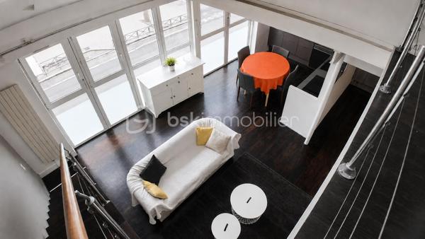 À proximité immédiate de la Mairie d’Aubervilliers et au pied du métro ligne 12, ce loft duplex d’architecte développe un esprit résolument contemporain.

Derrière une adresse discrète en pleine valorisation se dévoile un lieu de vie rare, baigné de lumière grâce à une exposition traversante sans vis-à-vis.

Le bien s’organise autour d’un séjour cathédrale, véritable pièce de réception sublimée par de larges ouvertures et une hauteur sous plafond remarquable. L’atmosphère, à la fois élégante et chaleureuse, révèle une identité artistique singulière. La cuisine américaine ouverte prolonge naturellement les espaces de vie dans une esthétique épurée et conviviale. Pensé comme une maison loft, ce duplex propose une distribution particulièrement fluide et fonctionnelle.

À l’étage vous trouverez :
deux chambres,
une vaste salle de bain,
une mezzanine ouverte pouvant accueillir un bureau, une bibliothèque ou un salon de lecture.

Au niveau principal :
deux chambres supplémentaires,
une salle d'eau,
une entrée indépendante,
un vaste espace de réception avec salon et cuisine ouverte.

Cette configuration offre une grande modularité d’usage, idéale pour une vie familiale contemporaine, une activité créative ou le télétravail.

UN QUARTIER EN PLEINE TRANSFORMATION

Porté par une forte transformation urbaine et l’implantation d’acteurs majeurs tels que Chanel, le quartier séduit par son énergie culturelle, sa vie de quartier et sa proximité immédiate avec le centre de Paris.

À quelques minutes à pied :

le Théâtre de la Commune,
L’Embarcadère,
le Conservatoire à Rayonnement Régional,
commerces, cafés et restaurants.

Le bien bénéficie également d’un environnement particulièrement recherché par les familles avec plusieurs établissements scolaires réputés accessibles rapidement.

ACCESSIBILITÉ
Métro ligne 12 au pied du loft.
Accès rapide au tramway T3b
Future ligne 15 Est du Grand Paris Express
Connexions directes vers Montmartre, Opéra, les Grands Boulevards et les aéroports