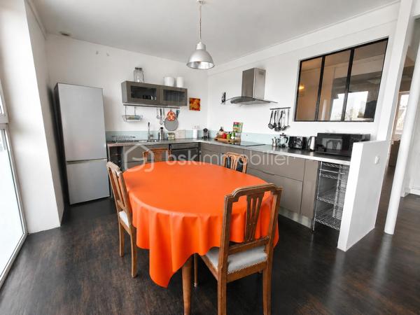 À proximité immédiate de la Mairie d’Aubervilliers et au pied du métro ligne 12, ce loft duplex d’architecte développe un esprit résolument contemporain.

Derrière une adresse discrète en pleine valorisation se dévoile un lieu de vie rare, baigné de lumière grâce à une exposition traversante sans vis-à-vis.

Le bien s’organise autour d’un séjour cathédrale, véritable pièce de réception sublimée par de larges ouvertures et une hauteur sous plafond remarquable. L’atmosphère, à la fois élégante et chaleureuse, révèle une identité artistique singulière. La cuisine américaine ouverte prolonge naturellement les espaces de vie dans une esthétique épurée et conviviale. Pensé comme une maison loft, ce duplex propose une distribution particulièrement fluide et fonctionnelle.

À l’étage vous trouverez :
deux chambres,
une vaste salle de bain,
une mezzanine ouverte pouvant accueillir un bureau, une bibliothèque ou un salon de lecture.

Au niveau principal :
deux chambres supplémentaires,
une salle d'eau,
une entrée indépendante,
un vaste espace de réception avec salon et cuisine ouverte.

Cette configuration offre une grande modularité d’usage, idéale pour une vie familiale contemporaine, une activité créative ou le télétravail.

UN QUARTIER EN PLEINE TRANSFORMATION

Porté par une forte transformation urbaine et l’implantation d’acteurs majeurs tels que Chanel, le quartier séduit par son énergie culturelle, sa vie de quartier et sa proximité immédiate avec le centre de Paris.

À quelques minutes à pied :

le Théâtre de la Commune,
L’Embarcadère,
le Conservatoire à Rayonnement Régional,
commerces, cafés et restaurants.

Le bien bénéficie également d’un environnement particulièrement recherché par les familles avec plusieurs établissements scolaires réputés accessibles rapidement.

ACCESSIBILITÉ
Métro ligne 12 au pied du loft.
Accès rapide au tramway T3b
Future ligne 15 Est du Grand Paris Express
Connexions directes vers Montmartre, Opéra, les Grands Boulevards et les aéroports