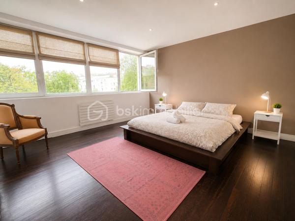 À proximité immédiate de la Mairie d’Aubervilliers et au pied du métro ligne 12, ce loft duplex d’architecte développe un esprit résolument contemporain.

Derrière une adresse discrète en pleine valorisation se dévoile un lieu de vie rare, baigné de lumière grâce à une exposition traversante sans vis-à-vis.

Le bien s’organise autour d’un séjour cathédrale, véritable pièce de réception sublimée par de larges ouvertures et une hauteur sous plafond remarquable. L’atmosphère, à la fois élégante et chaleureuse, révèle une identité artistique singulière. La cuisine américaine ouverte prolonge naturellement les espaces de vie dans une esthétique épurée et conviviale. Pensé comme une maison loft, ce duplex propose une distribution particulièrement fluide et fonctionnelle.

À l’étage vous trouverez :
deux chambres,
une vaste salle de bain,
une mezzanine ouverte pouvant accueillir un bureau, une bibliothèque ou un salon de lecture.

Au niveau principal :
deux chambres supplémentaires,
une salle d'eau,
une entrée indépendante,
un vaste espace de réception avec salon et cuisine ouverte.

Cette configuration offre une grande modularité d’usage, idéale pour une vie familiale contemporaine, une activité créative ou le télétravail.

UN QUARTIER EN PLEINE TRANSFORMATION

Porté par une forte transformation urbaine et l’implantation d’acteurs majeurs tels que Chanel, le quartier séduit par son énergie culturelle, sa vie de quartier et sa proximité immédiate avec le centre de Paris.

À quelques minutes à pied :

le Théâtre de la Commune,
L’Embarcadère,
le Conservatoire à Rayonnement Régional,
commerces, cafés et restaurants.

Le bien bénéficie également d’un environnement particulièrement recherché par les familles avec plusieurs établissements scolaires réputés accessibles rapidement.

ACCESSIBILITÉ
Métro ligne 12 au pied du loft.
Accès rapide au tramway T3b
Future ligne 15 Est du Grand Paris Express
Connexions directes vers Montmartre, Opéra, les Grands Boulevards et les aéroports