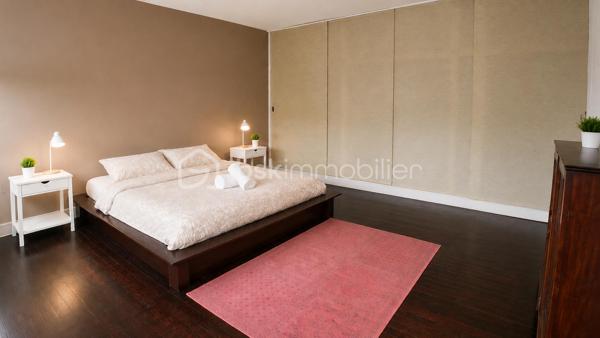 À proximité immédiate de la Mairie d’Aubervilliers et au pied du métro ligne 12, ce loft duplex d’architecte développe un esprit résolument contemporain.

Derrière une adresse discrète en pleine valorisation se dévoile un lieu de vie rare, baigné de lumière grâce à une exposition traversante sans vis-à-vis.

Le bien s’organise autour d’un séjour cathédrale, véritable pièce de réception sublimée par de larges ouvertures et une hauteur sous plafond remarquable. L’atmosphère, à la fois élégante et chaleureuse, révèle une identité artistique singulière. La cuisine américaine ouverte prolonge naturellement les espaces de vie dans une esthétique épurée et conviviale. Pensé comme une maison loft, ce duplex propose une distribution particulièrement fluide et fonctionnelle.

À l’étage vous trouverez :
deux chambres,
une vaste salle de bain,
une mezzanine ouverte pouvant accueillir un bureau, une bibliothèque ou un salon de lecture.

Au niveau principal :
deux chambres supplémentaires,
une salle d'eau,
une entrée indépendante,
un vaste espace de réception avec salon et cuisine ouverte.

Cette configuration offre une grande modularité d’usage, idéale pour une vie familiale contemporaine, une activité créative ou le télétravail.

UN QUARTIER EN PLEINE TRANSFORMATION

Porté par une forte transformation urbaine et l’implantation d’acteurs majeurs tels que Chanel, le quartier séduit par son énergie culturelle, sa vie de quartier et sa proximité immédiate avec le centre de Paris.

À quelques minutes à pied :

le Théâtre de la Commune,
L’Embarcadère,
le Conservatoire à Rayonnement Régional,
commerces, cafés et restaurants.

Le bien bénéficie également d’un environnement particulièrement recherché par les familles avec plusieurs établissements scolaires réputés accessibles rapidement.

ACCESSIBILITÉ
Métro ligne 12 au pied du loft.
Accès rapide au tramway T3b
Future ligne 15 Est du Grand Paris Express
Connexions directes vers Montmartre, Opéra, les Grands Boulevards et les aéroports