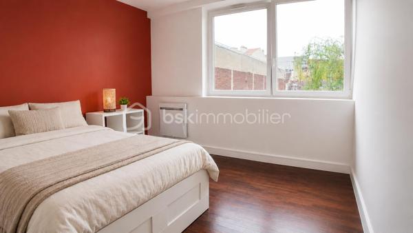 À proximité immédiate de la Mairie d’Aubervilliers et au pied du métro ligne 12, ce loft duplex d’architecte développe un esprit résolument contemporain.

Derrière une adresse discrète en pleine valorisation se dévoile un lieu de vie rare, baigné de lumière grâce à une exposition traversante sans vis-à-vis.

Le bien s’organise autour d’un séjour cathédrale, véritable pièce de réception sublimée par de larges ouvertures et une hauteur sous plafond remarquable. L’atmosphère, à la fois élégante et chaleureuse, révèle une identité artistique singulière. La cuisine américaine ouverte prolonge naturellement les espaces de vie dans une esthétique épurée et conviviale. Pensé comme une maison loft, ce duplex propose une distribution particulièrement fluide et fonctionnelle.

À l’étage vous trouverez :
deux chambres,
une vaste salle de bain,
une mezzanine ouverte pouvant accueillir un bureau, une bibliothèque ou un salon de lecture.

Au niveau principal :
deux chambres supplémentaires,
une salle d'eau,
une entrée indépendante,
un vaste espace de réception avec salon et cuisine ouverte.

Cette configuration offre une grande modularité d’usage, idéale pour une vie familiale contemporaine, une activité créative ou le télétravail.

UN QUARTIER EN PLEINE TRANSFORMATION

Porté par une forte transformation urbaine et l’implantation d’acteurs majeurs tels que Chanel, le quartier séduit par son énergie culturelle, sa vie de quartier et sa proximité immédiate avec le centre de Paris.

À quelques minutes à pied :

le Théâtre de la Commune,
L’Embarcadère,
le Conservatoire à Rayonnement Régional,
commerces, cafés et restaurants.

Le bien bénéficie également d’un environnement particulièrement recherché par les familles avec plusieurs établissements scolaires réputés accessibles rapidement.

ACCESSIBILITÉ
Métro ligne 12 au pied du loft.
Accès rapide au tramway T3b
Future ligne 15 Est du Grand Paris Express
Connexions directes vers Montmartre, Opéra, les Grands Boulevards et les aéroports