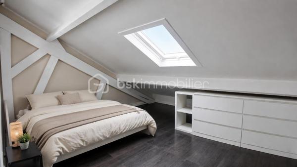À proximité immédiate de la Mairie d’Aubervilliers et au pied du métro ligne 12, ce loft duplex d’architecte développe un esprit résolument contemporain.

Derrière une adresse discrète en pleine valorisation se dévoile un lieu de vie rare, baigné de lumière grâce à une exposition traversante sans vis-à-vis.

Le bien s’organise autour d’un séjour cathédrale, véritable pièce de réception sublimée par de larges ouvertures et une hauteur sous plafond remarquable. L’atmosphère, à la fois élégante et chaleureuse, révèle une identité artistique singulière. La cuisine américaine ouverte prolonge naturellement les espaces de vie dans une esthétique épurée et conviviale. Pensé comme une maison loft, ce duplex propose une distribution particulièrement fluide et fonctionnelle.

À l’étage vous trouverez :
deux chambres,
une vaste salle de bain,
une mezzanine ouverte pouvant accueillir un bureau, une bibliothèque ou un salon de lecture.

Au niveau principal :
deux chambres supplémentaires,
une salle d'eau,
une entrée indépendante,
un vaste espace de réception avec salon et cuisine ouverte.

Cette configuration offre une grande modularité d’usage, idéale pour une vie familiale contemporaine, une activité créative ou le télétravail.

UN QUARTIER EN PLEINE TRANSFORMATION

Porté par une forte transformation urbaine et l’implantation d’acteurs majeurs tels que Chanel, le quartier séduit par son énergie culturelle, sa vie de quartier et sa proximité immédiate avec le centre de Paris.

À quelques minutes à pied :

le Théâtre de la Commune,
L’Embarcadère,
le Conservatoire à Rayonnement Régional,
commerces, cafés et restaurants.

Le bien bénéficie également d’un environnement particulièrement recherché par les familles avec plusieurs établissements scolaires réputés accessibles rapidement.

ACCESSIBILITÉ
Métro ligne 12 au pied du loft.
Accès rapide au tramway T3b
Future ligne 15 Est du Grand Paris Express
Connexions directes vers Montmartre, Opéra, les Grands Boulevards et les aéroports