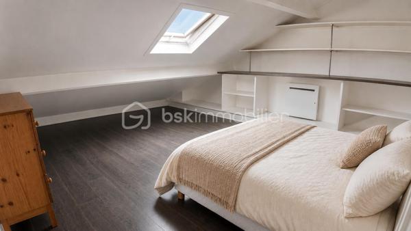 À proximité immédiate de la Mairie d’Aubervilliers et au pied du métro ligne 12, ce loft duplex d’architecte développe un esprit résolument contemporain.

Derrière une adresse discrète en pleine valorisation se dévoile un lieu de vie rare, baigné de lumière grâce à une exposition traversante sans vis-à-vis.

Le bien s’organise autour d’un séjour cathédrale, véritable pièce de réception sublimée par de larges ouvertures et une hauteur sous plafond remarquable. L’atmosphère, à la fois élégante et chaleureuse, révèle une identité artistique singulière. La cuisine américaine ouverte prolonge naturellement les espaces de vie dans une esthétique épurée et conviviale. Pensé comme une maison loft, ce duplex propose une distribution particulièrement fluide et fonctionnelle.

À l’étage vous trouverez :
deux chambres,
une vaste salle de bain,
une mezzanine ouverte pouvant accueillir un bureau, une bibliothèque ou un salon de lecture.

Au niveau principal :
deux chambres supplémentaires,
une salle d'eau,
une entrée indépendante,
un vaste espace de réception avec salon et cuisine ouverte.

Cette configuration offre une grande modularité d’usage, idéale pour une vie familiale contemporaine, une activité créative ou le télétravail.

UN QUARTIER EN PLEINE TRANSFORMATION

Porté par une forte transformation urbaine et l’implantation d’acteurs majeurs tels que Chanel, le quartier séduit par son énergie culturelle, sa vie de quartier et sa proximité immédiate avec le centre de Paris.

À quelques minutes à pied :

le Théâtre de la Commune,
L’Embarcadère,
le Conservatoire à Rayonnement Régional,
commerces, cafés et restaurants.

Le bien bénéficie également d’un environnement particulièrement recherché par les familles avec plusieurs établissements scolaires réputés accessibles rapidement.

ACCESSIBILITÉ
Métro ligne 12 au pied du loft.
Accès rapide au tramway T3b
Future ligne 15 Est du Grand Paris Express
Connexions directes vers Montmartre, Opéra, les Grands Boulevards et les aéroports