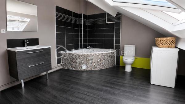 À proximité immédiate de la Mairie d’Aubervilliers et au pied du métro ligne 12, ce loft duplex d’architecte développe un esprit résolument contemporain.

Derrière une adresse discrète en pleine valorisation se dévoile un lieu de vie rare, baigné de lumière grâce à une exposition traversante sans vis-à-vis.

Le bien s’organise autour d’un séjour cathédrale, véritable pièce de réception sublimée par de larges ouvertures et une hauteur sous plafond remarquable. L’atmosphère, à la fois élégante et chaleureuse, révèle une identité artistique singulière. La cuisine américaine ouverte prolonge naturellement les espaces de vie dans une esthétique épurée et conviviale. Pensé comme une maison loft, ce duplex propose une distribution particulièrement fluide et fonctionnelle.

À l’étage vous trouverez :
deux chambres,
une vaste salle de bain,
une mezzanine ouverte pouvant accueillir un bureau, une bibliothèque ou un salon de lecture.

Au niveau principal :
deux chambres supplémentaires,
une salle d'eau,
une entrée indépendante,
un vaste espace de réception avec salon et cuisine ouverte.

Cette configuration offre une grande modularité d’usage, idéale pour une vie familiale contemporaine, une activité créative ou le télétravail.

UN QUARTIER EN PLEINE TRANSFORMATION

Porté par une forte transformation urbaine et l’implantation d’acteurs majeurs tels que Chanel, le quartier séduit par son énergie culturelle, sa vie de quartier et sa proximité immédiate avec le centre de Paris.

À quelques minutes à pied :

le Théâtre de la Commune,
L’Embarcadère,
le Conservatoire à Rayonnement Régional,
commerces, cafés et restaurants.

Le bien bénéficie également d’un environnement particulièrement recherché par les familles avec plusieurs établissements scolaires réputés accessibles rapidement.

ACCESSIBILITÉ
Métro ligne 12 au pied du loft.
Accès rapide au tramway T3b
Future ligne 15 Est du Grand Paris Express
Connexions directes vers Montmartre, Opéra, les Grands Boulevards et les aéroports