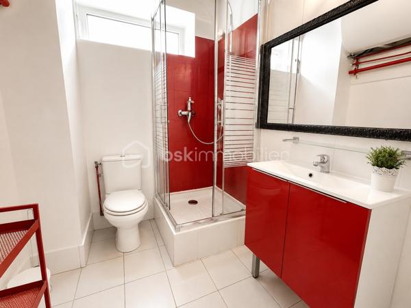 À proximité immédiate de la Mairie d’Aubervilliers et au pied du métro ligne 12, ce loft duplex d’architecte développe un esprit résolument contemporain.

Derrière une adresse discrète en pleine valorisation se dévoile un lieu de vie rare, baigné de lumière grâce à une exposition traversante sans vis-à-vis.

Le bien s’organise autour d’un séjour cathédrale, véritable pièce de réception sublimée par de larges ouvertures et une hauteur sous plafond remarquable. L’atmosphère, à la fois élégante et chaleureuse, révèle une identité artistique singulière. La cuisine américaine ouverte prolonge naturellement les espaces de vie dans une esthétique épurée et conviviale. Pensé comme une maison loft, ce duplex propose une distribution particulièrement fluide et fonctionnelle.

À l’étage vous trouverez :
deux chambres,
une vaste salle de bain,
une mezzanine ouverte pouvant accueillir un bureau, une bibliothèque ou un salon de lecture.

Au niveau principal :
deux chambres supplémentaires,
une salle d'eau,
une entrée indépendante,
un vaste espace de réception avec salon et cuisine ouverte.

Cette configuration offre une grande modularité d’usage, idéale pour une vie familiale contemporaine, une activité créative ou le télétravail.

UN QUARTIER EN PLEINE TRANSFORMATION

Porté par une forte transformation urbaine et l’implantation d’acteurs majeurs tels que Chanel, le quartier séduit par son énergie culturelle, sa vie de quartier et sa proximité immédiate avec le centre de Paris.

À quelques minutes à pied :

le Théâtre de la Commune,
L’Embarcadère,
le Conservatoire à Rayonnement Régional,
commerces, cafés et restaurants.

Le bien bénéficie également d’un environnement particulièrement recherché par les familles avec plusieurs établissements scolaires réputés accessibles rapidement.

ACCESSIBILITÉ
Métro ligne 12 au pied du loft.
Accès rapide au tramway T3b
Future ligne 15 Est du Grand Paris Express
Connexions directes vers Montmartre, Opéra, les Grands Boulevards et les aéroports
