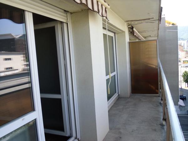 Quartier de Bellevue appartement T3 traversant de 68 M2 avec garage.