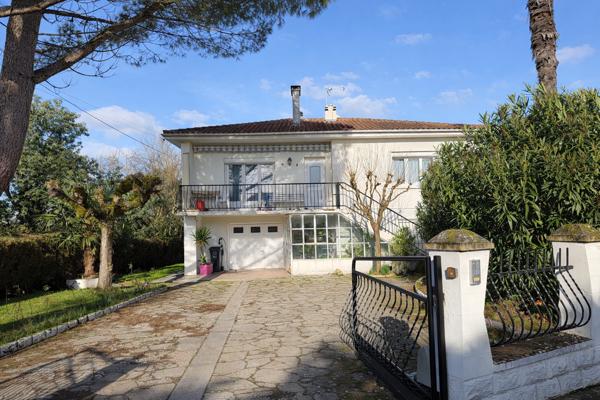 Sainte-Livrade-sur-Lot (47110) Ste Livrade sur lot, Maison sur deux niveaux en très bon état avec grand jardin