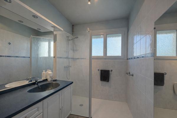 Sainte-Livrade-sur-Lot (47110) Ste Livrade sur lot, Maison sur deux niveaux en très bon état avec grand jardin