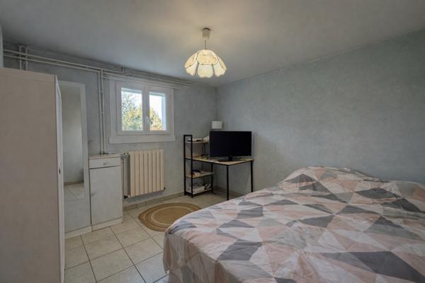 Sainte-Livrade-sur-Lot (47110) Ste Livrade sur lot, Maison sur deux niveaux en très bon état avec grand jardin