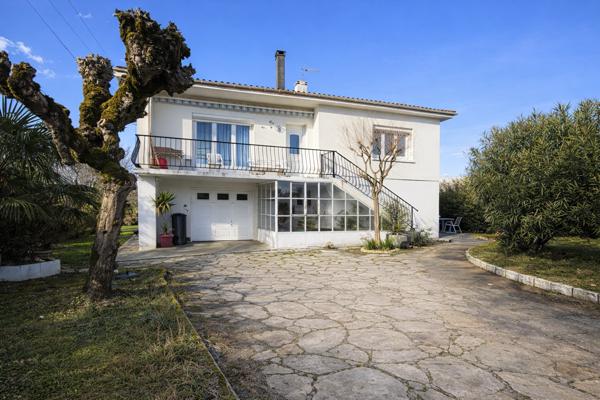 Sainte-Livrade-sur-Lot (47110) Ste Livrade sur lot, Maison sur deux niveaux en très bon état avec grand jardin