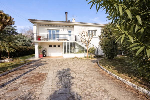 Sainte-Livrade-sur-Lot (47110) Ste Livrade sur lot, Maison sur deux niveaux en très bon état avec grand jardin