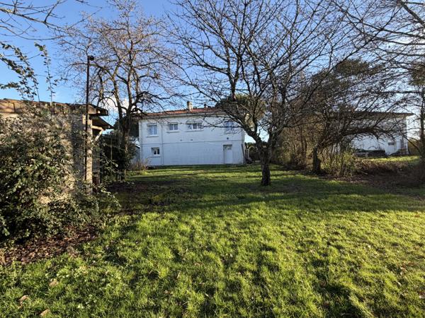 Sainte-Livrade-sur-Lot (47110) Ste Livrade sur lot, Maison sur deux niveaux en très bon état avec grand jardin