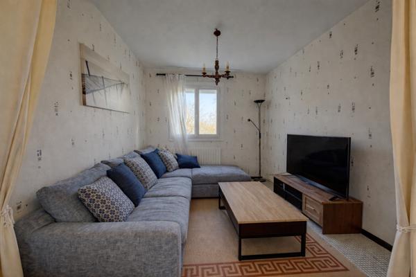 Sainte-Livrade-sur-Lot (47110) Ste Livrade sur lot, Maison sur deux niveaux en très bon état avec grand jardin