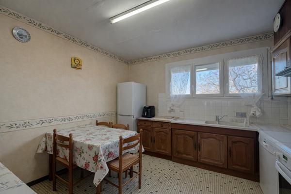 Sainte-Livrade-sur-Lot (47110) Ste Livrade sur lot, Maison sur deux niveaux en très bon état avec grand jardin