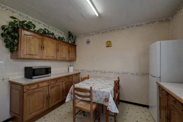 Sainte-Livrade-sur-Lot (47110) Ste Livrade sur lot, Maison sur deux niveaux en très bon état avec grand jardin