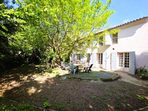 Maison de caractère avec maison d’amis au cœur de Castillon-la-Bataille