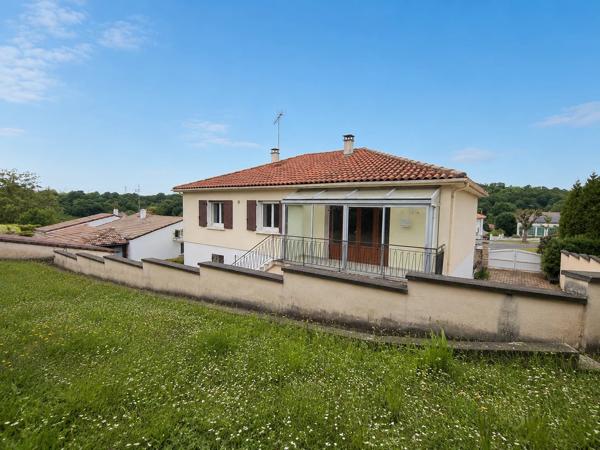 Maison de ville spacieuse avec jardin, balcon et grand garage – Centre de Ruffec