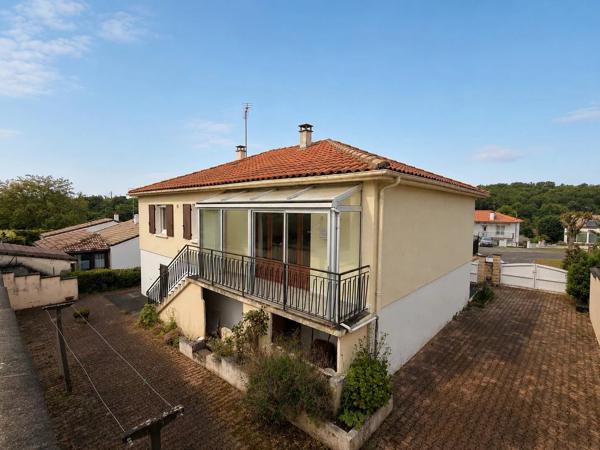 Maison de ville spacieuse avec jardin, balcon et grand garage – Centre de Ruffec