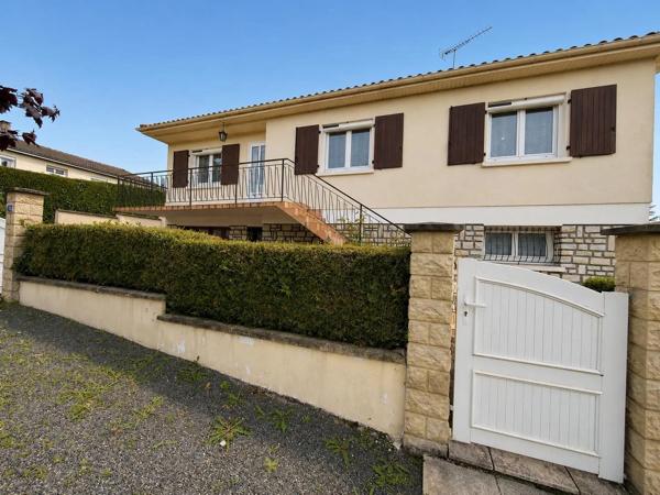 Maison de ville spacieuse avec jardin, balcon et grand garage – Centre de Ruffec