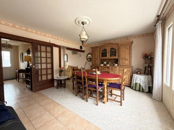 Maison de ville spacieuse avec jardin, balcon et grand garage – Centre de Ruffec