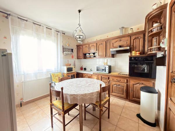 Maison de ville spacieuse avec jardin, balcon et grand garage – Centre de Ruffec