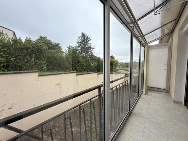 Maison de ville spacieuse avec jardin, balcon et grand garage – Centre de Ruffec
