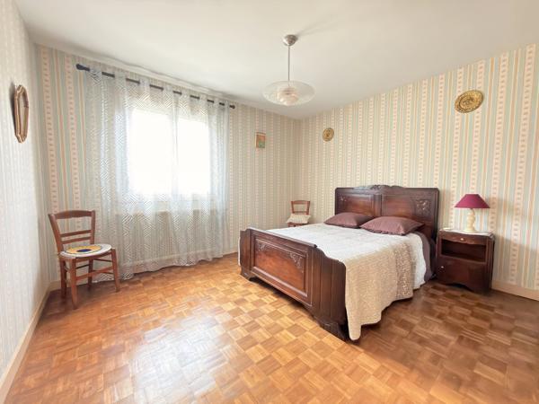 Maison de ville spacieuse avec jardin, balcon et grand garage – Centre de Ruffec