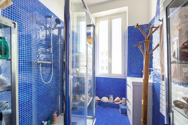 Marseille 6e – Castellane / Baille – T3 dernier étage lumineux – Vue Notre-Dame-de-la-Garde – Climatisation – Cave et cour privative