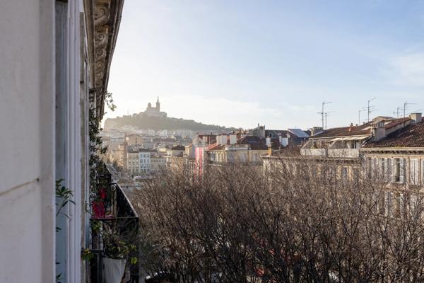 Marseille 6e – Castellane / Baille – T3 dernier étage lumineux – Vue Notre-Dame-de-la-Garde – Climatisation – Cave et cour privative