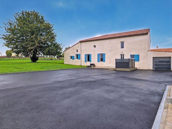Maison charentaise de caractère avec beaux volumes (178 m²)