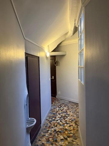 Une pièce de  8.05 m2 (dont 3.73 Carrez) au 5eme étage