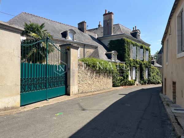 Grande demeure et son parc au coeur d'un village de caractère en Sarthe