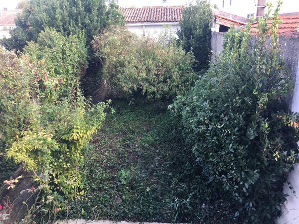 ROCHEFORT Maison ville Quartier Gambetta 3 chambres+ bureau, garage et un jardin clos.