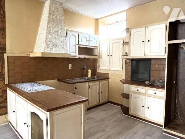 A VENDRE à L'ISLE SUR SEREIN (89440), proche des commerces de proximité, Une maison d'habitatio...