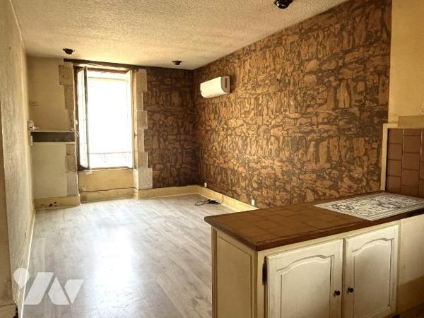 A VENDRE à L'ISLE SUR SEREIN (89440), proche des commerces de proximité, Une maison d'habitatio...