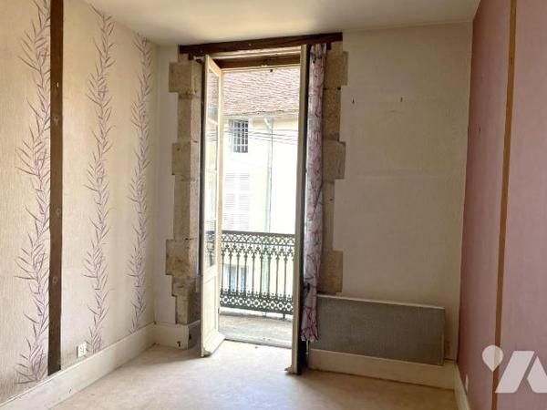 A VENDRE à L'ISLE SUR SEREIN (89440), proche des commerces de proximité, Une maison d'habitatio...