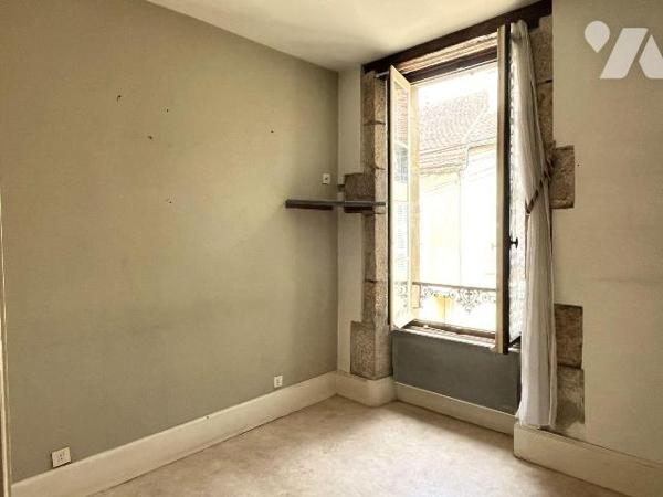 A VENDRE à L'ISLE SUR SEREIN (89440), proche des commerces de proximité, Une maison d'habitatio...