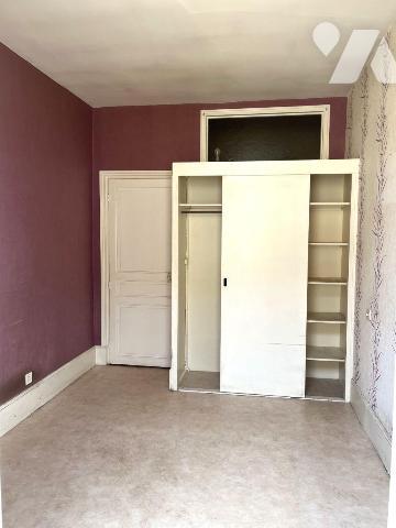 A VENDRE à L'ISLE SUR SEREIN (89440), proche des commerces de proximité, Une maison d'habitatio...