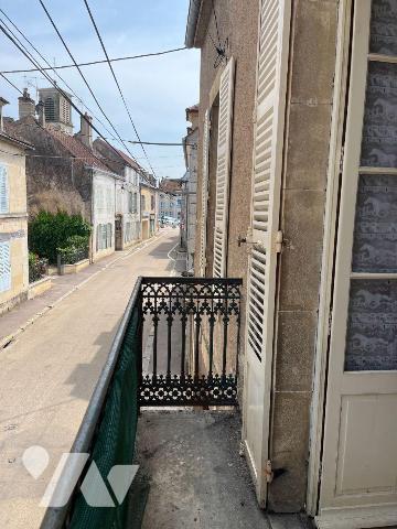 A VENDRE à L'ISLE SUR SEREIN (89440), proche des commerces de proximité, Une maison d'habitatio...